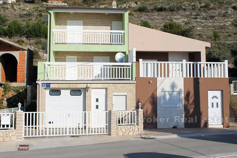 Omis, maison de deux étages à vendre