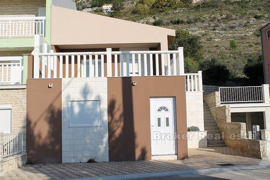 Omis, maison de deux étages à vendre