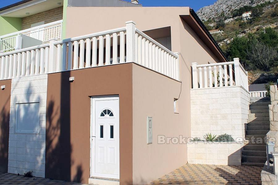 Omis, maison de deux étages à vendre