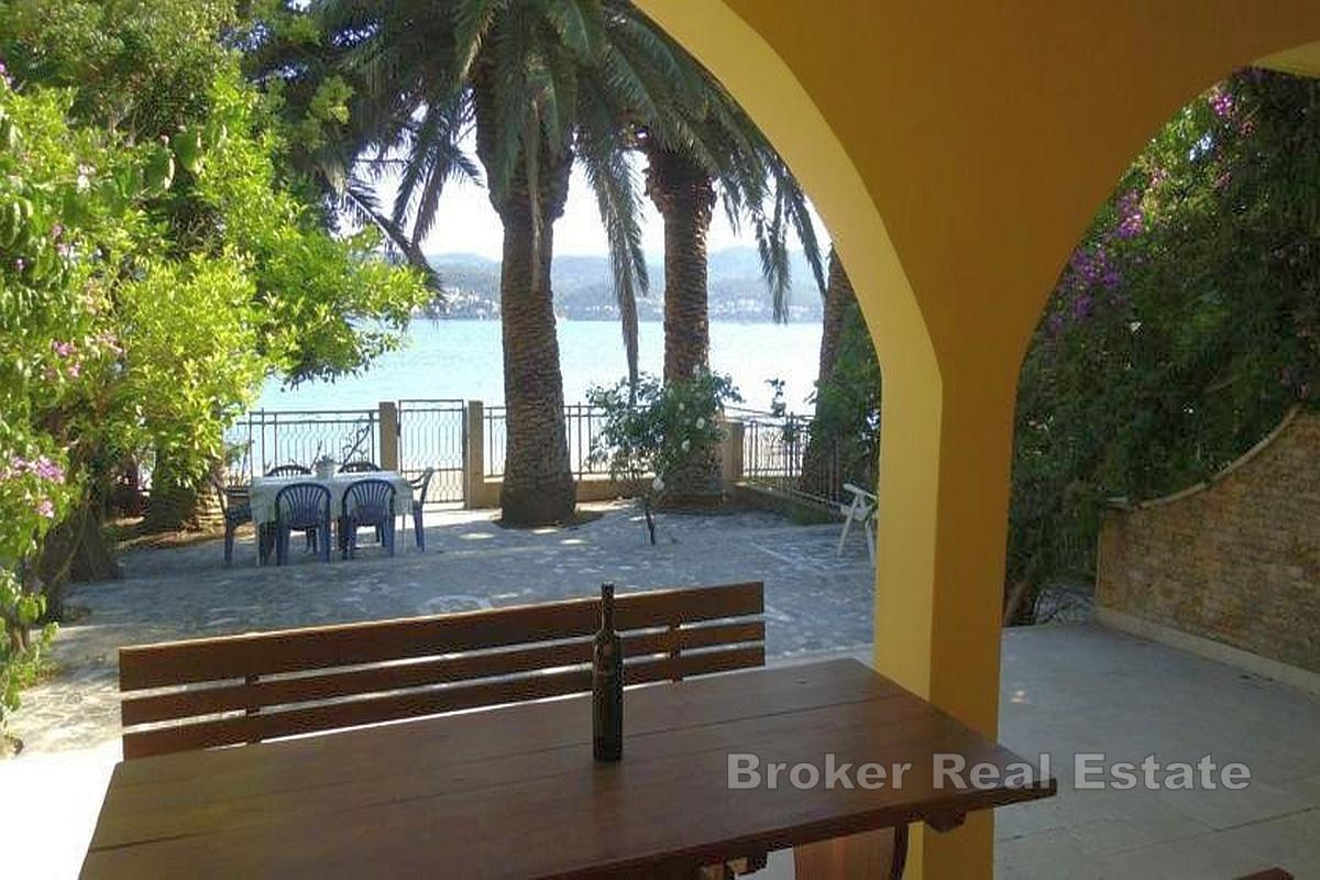 nær Orebic, hus ved sjøen