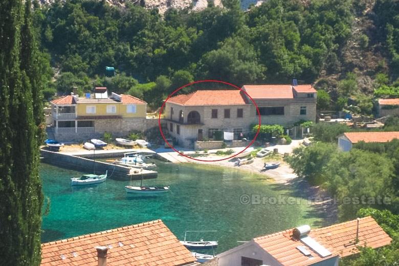 Île de Korcula, maison jumelée en bord de mer
