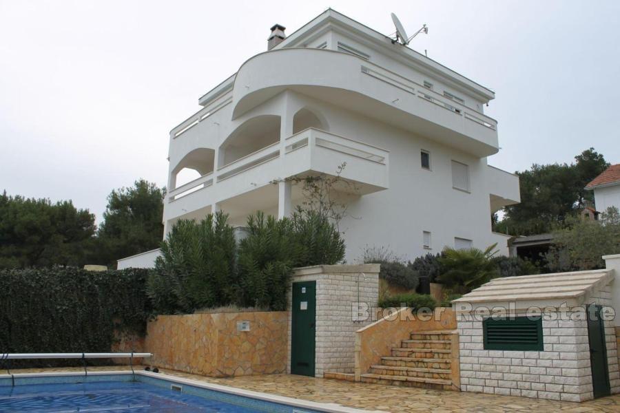 Insel Ciovo, schönes Haus mit 5 Wohnungen