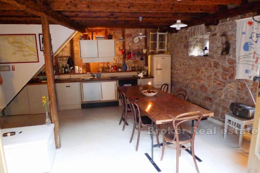 Ostrov Brač, zrekonštruovaný starý kamenný dom