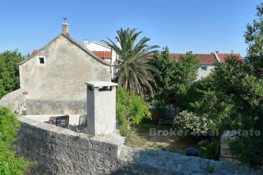 Ostrov Brač, zrekonštruovaný starý kamenný dom