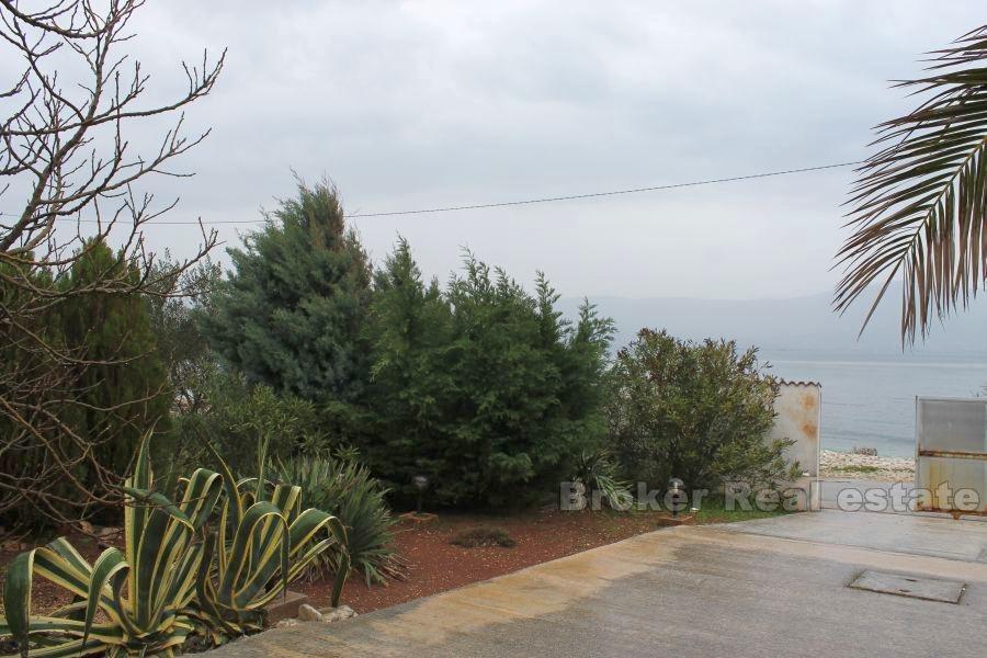 Isola di Ciovo, prima fila al mare terreno edificabile con casa prefabbricata