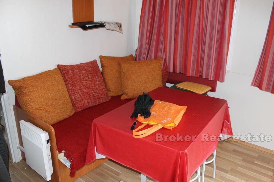 Wyspa Ciovo, pierwszy rząd do morza, budynek z prefabrykowanym domem