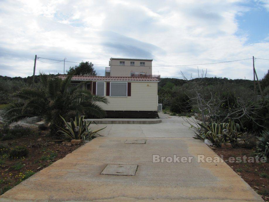 Île de Ciovo, première rangée du terrain constructible avec maison préfabriquée