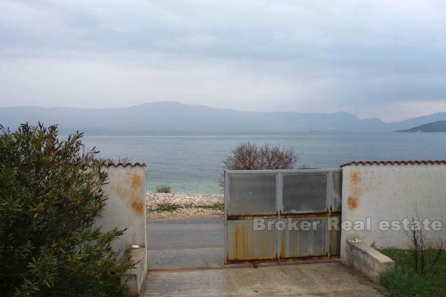 Wyspa Ciovo, pierwszy rząd do morza, budynek z prefabrykowanym domem