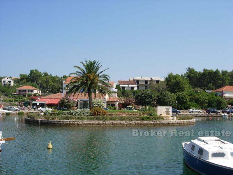 ostrov Hvar, renovovaný starý kamenný dům