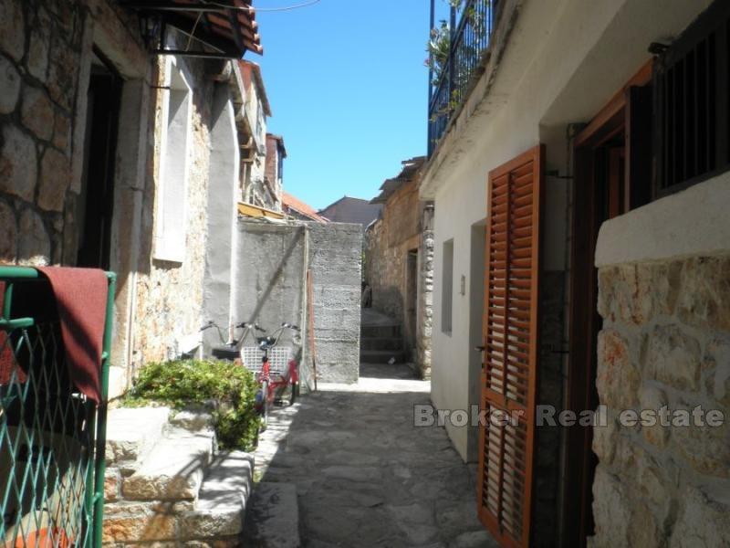 île de Hvar, maison ancienne en pierre rénovée