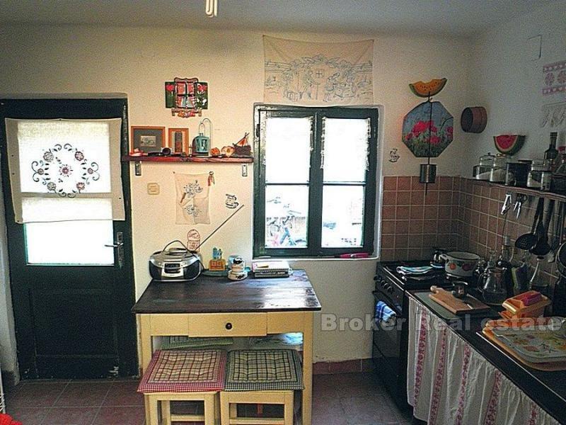 ostrov Hvar, renovovaný starý kamenný dům