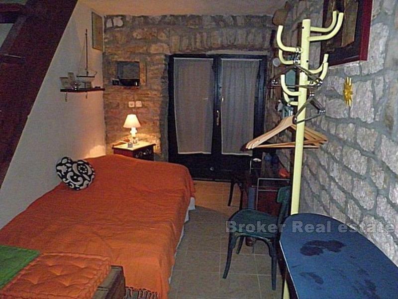 ostrov Hvar, renovovaný starý kamenný dům