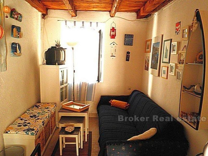 ostrov Hvar, renovovaný starý kamenný dům
