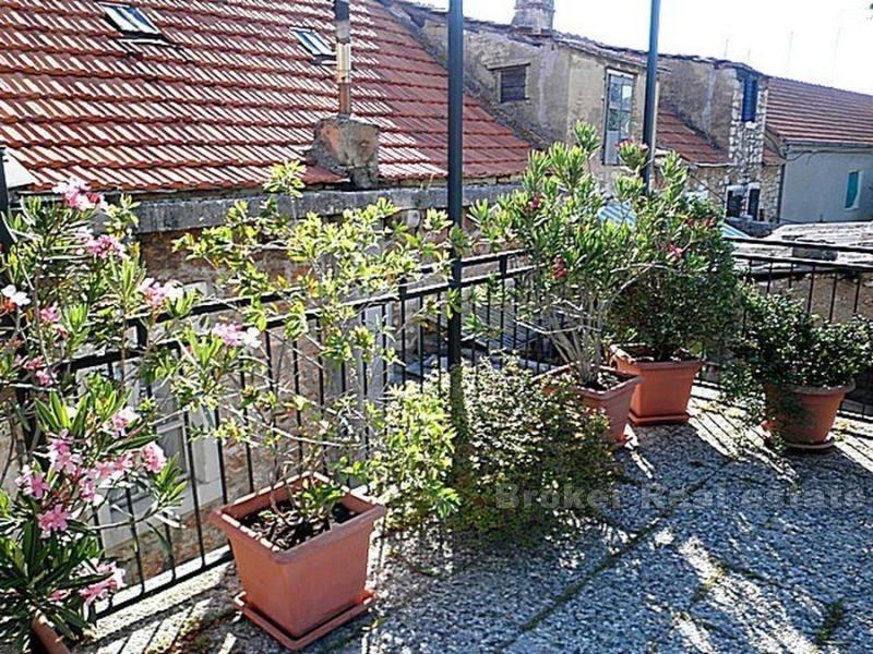 ostrov Hvar, renovovaný starý kamenný dům
