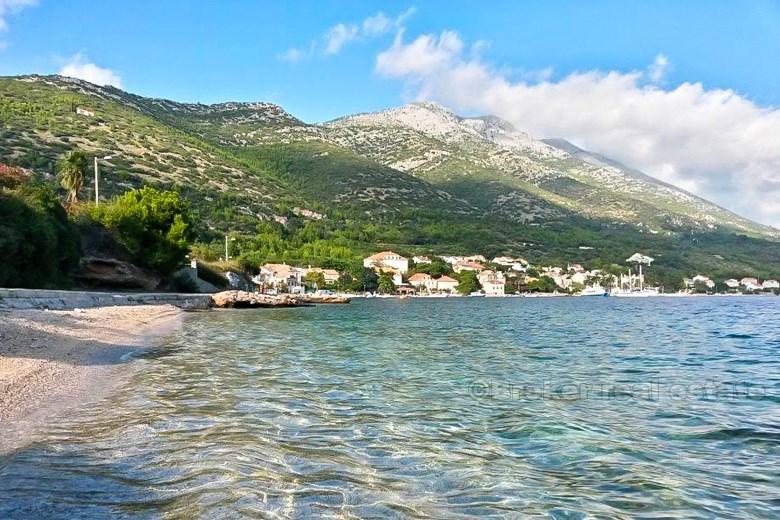 Pelješac, poblíž Orebiče, bydlí v řadě