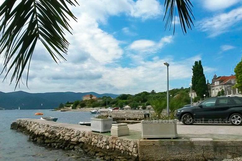 Pelješac, poblíž Orebiče, bydlí v řadě