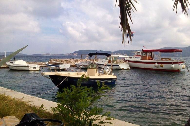 Pelješac, poblíž Orebiče, bydlí v řadě
