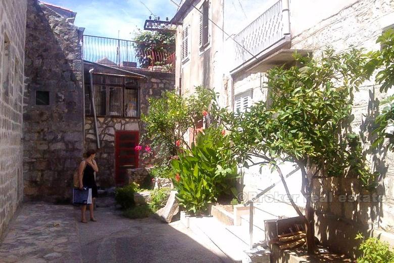 Peljesac, niedaleko Orebić, dom w rzędzie