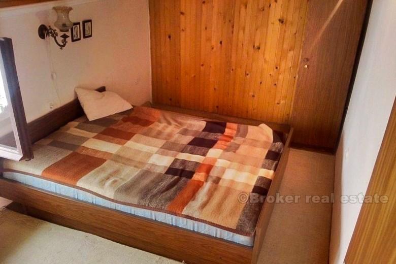 Pelješac, poblíž Orebiče, bydlí v řadě