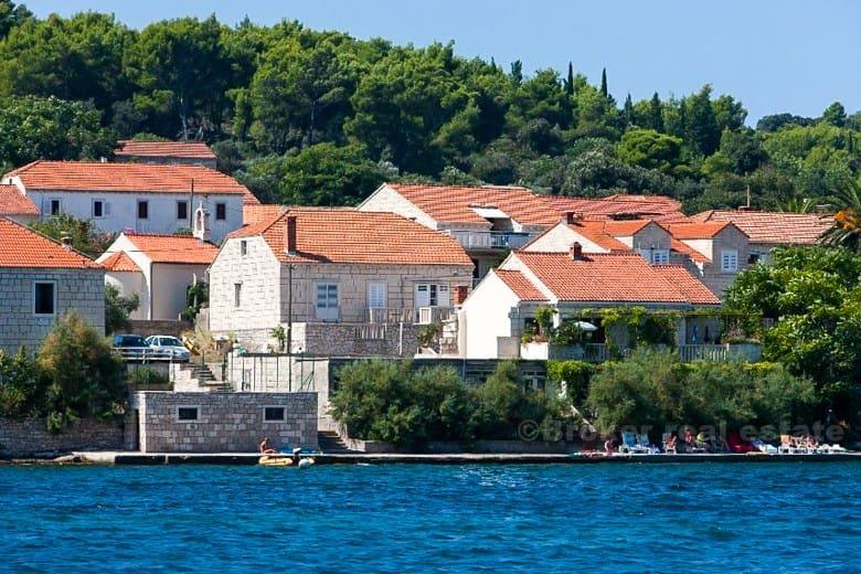 øya Korcula, hus ved sjøen