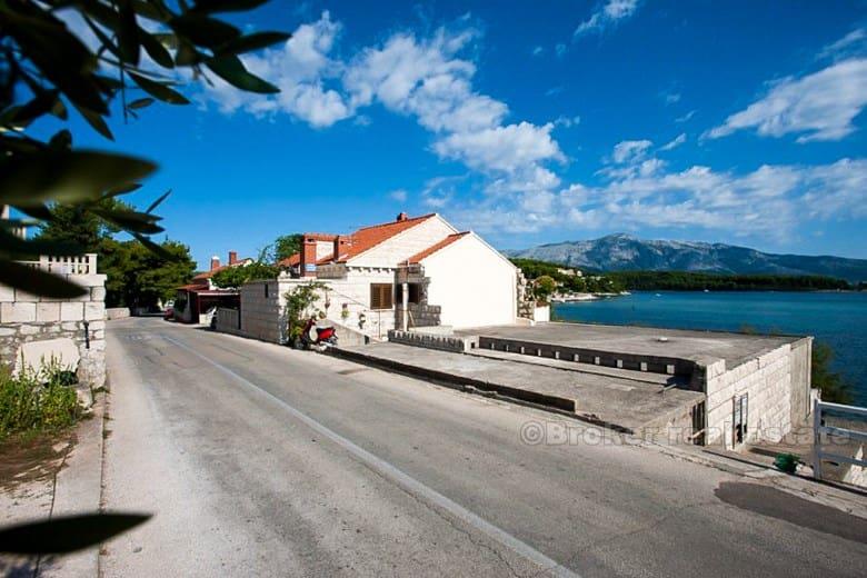 øya Korcula, hus ved sjøen