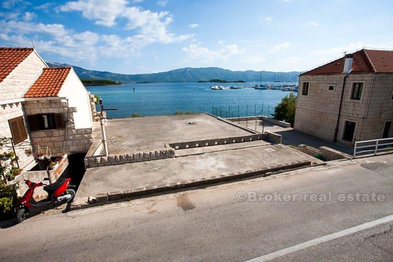 øya Korcula, hus ved sjøen