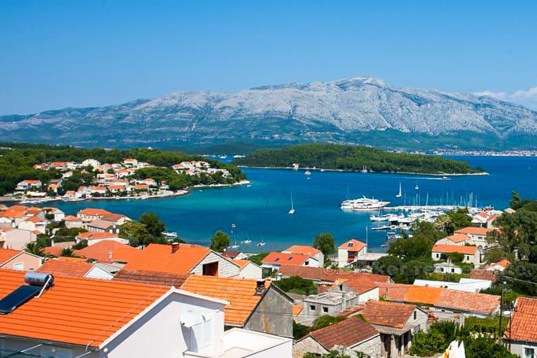 øya Korcula, hus ved sjøen