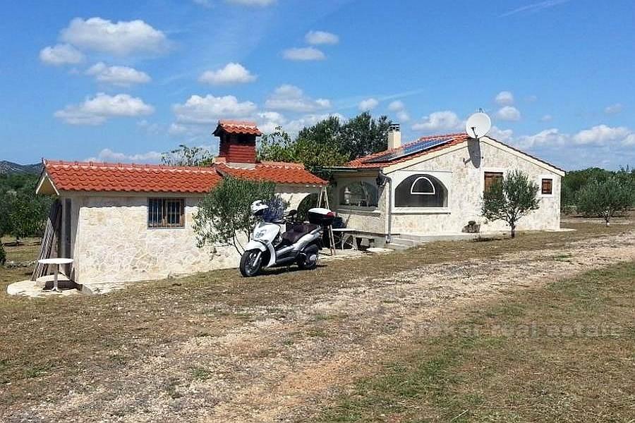 Nära Sibenik, hus med ett stort land