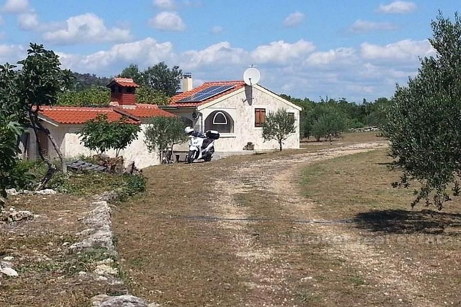 Près de Sibenik, maison avec un grand terrain