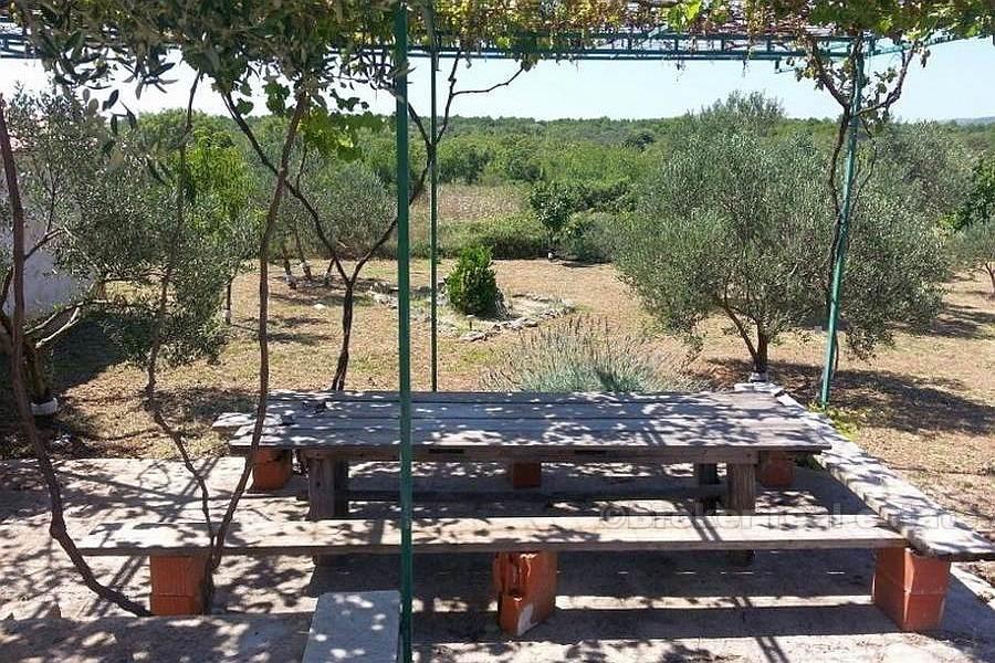 Nedaleko Šibeniku, dům s velkou zemí