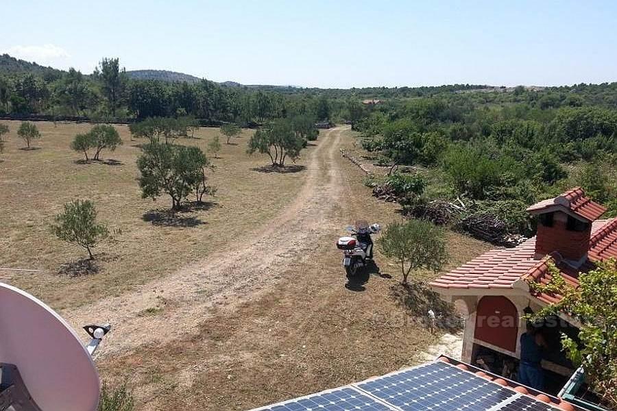 Près de Sibenik, maison avec un grand terrain