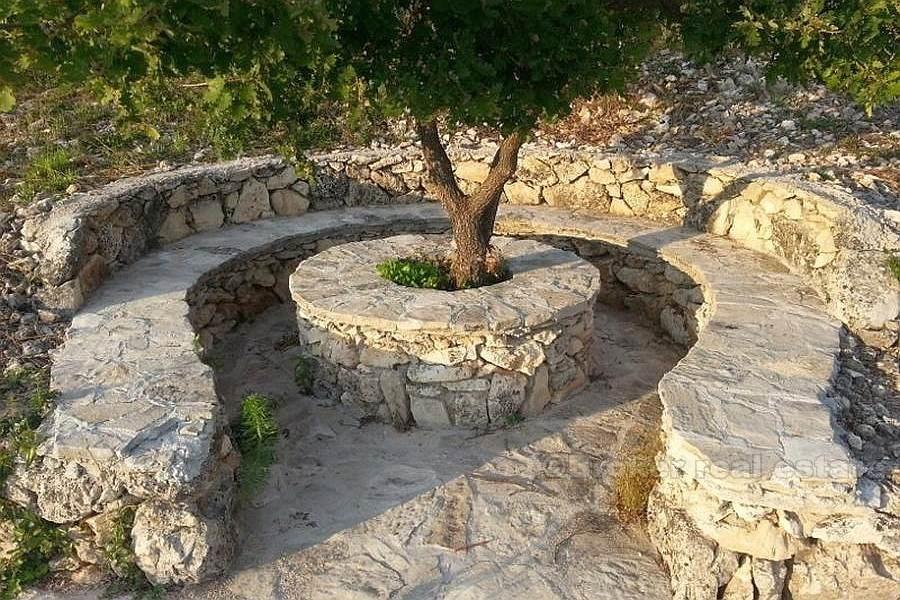 Nedaleko Šibeniku, dům s velkou zemí