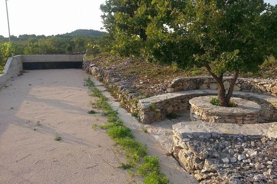 Nedaleko Šibeniku, dům s velkou zemí