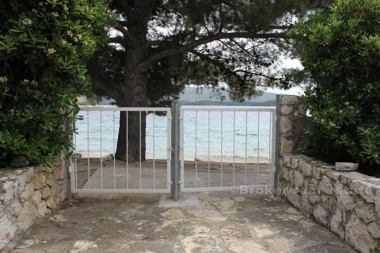 near Primosten, detached house with a garage