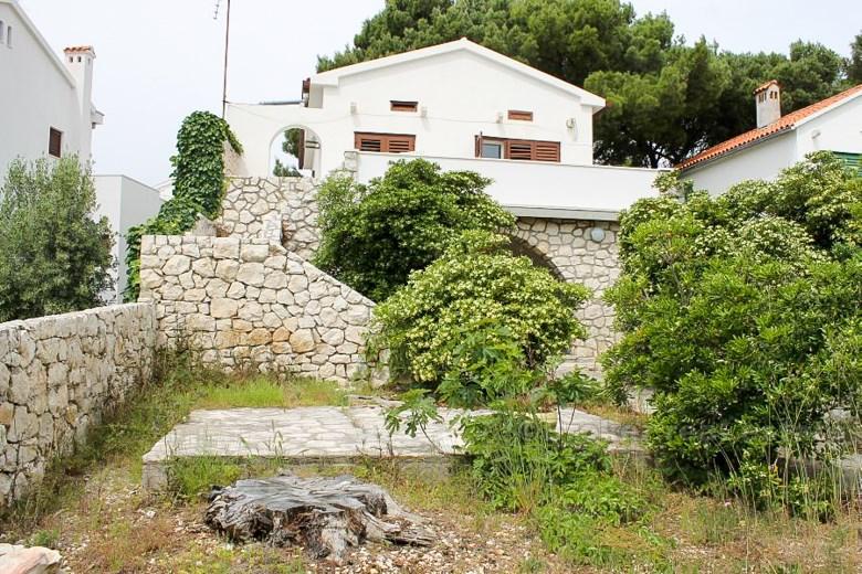 near Primosten, detached house with a garage