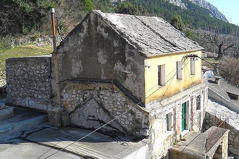 u Makarské, starý kamenný dům