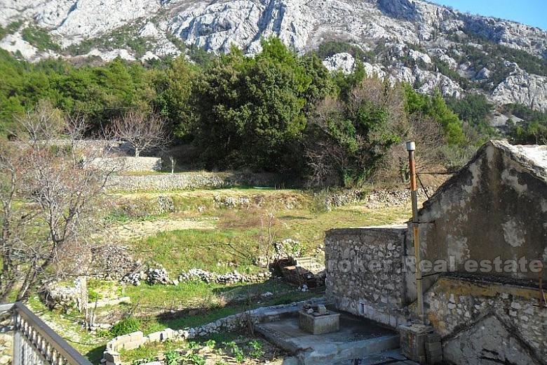 u Makarské, starý kamenný dům