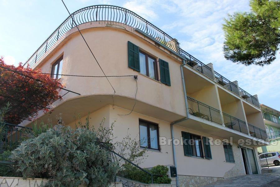 otok Čiovo, kuća s 9 apartmana