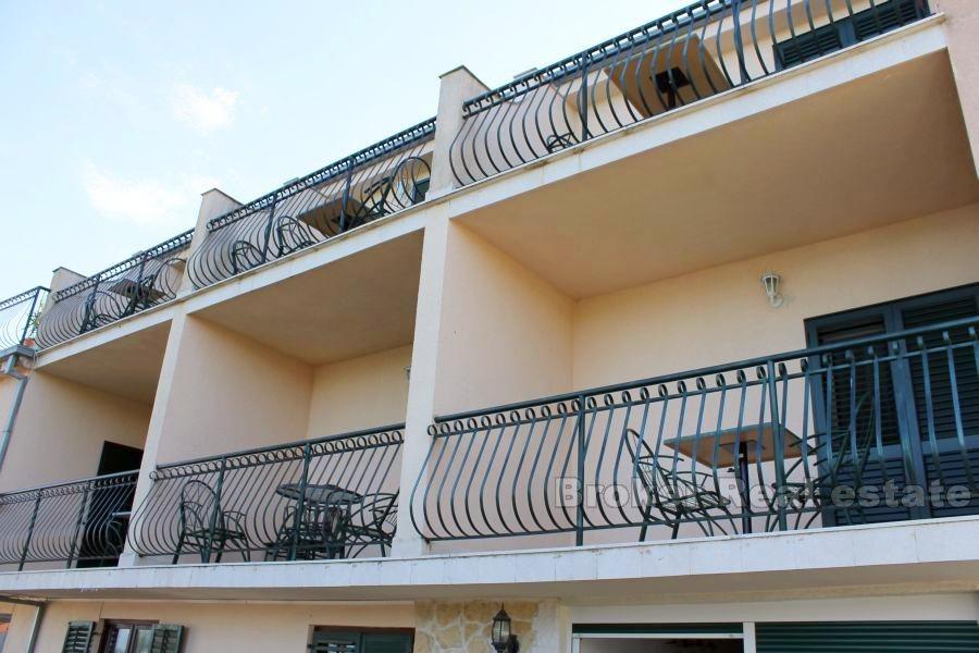 otok Čiovo, kuća s 9 apartmana