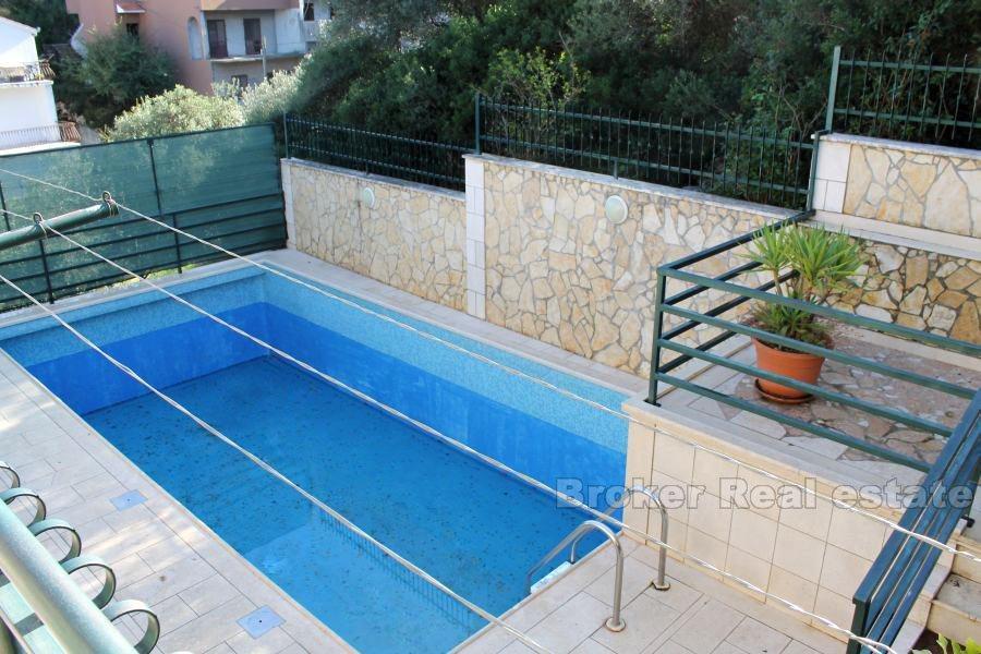 otok Čiovo, kuća s 9 apartmana