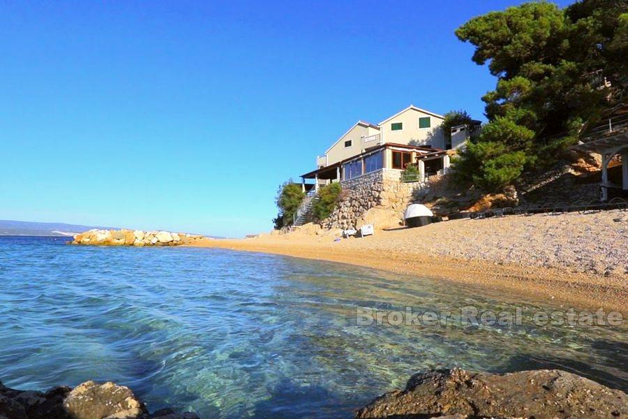 Vicino a Omis, casa bifamiliare vicino al mare con ristorante