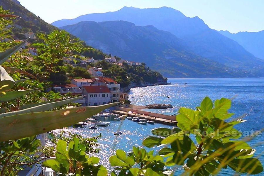 Near Omis, semi-detached house by the sea with restaurant