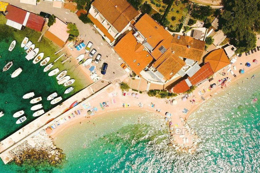 In der Nähe von Omis, Doppelhaushälfte am Meer mit Restaurant