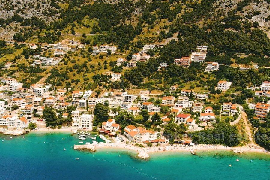 Near Omis, semi-detached house by the sea with restaurant