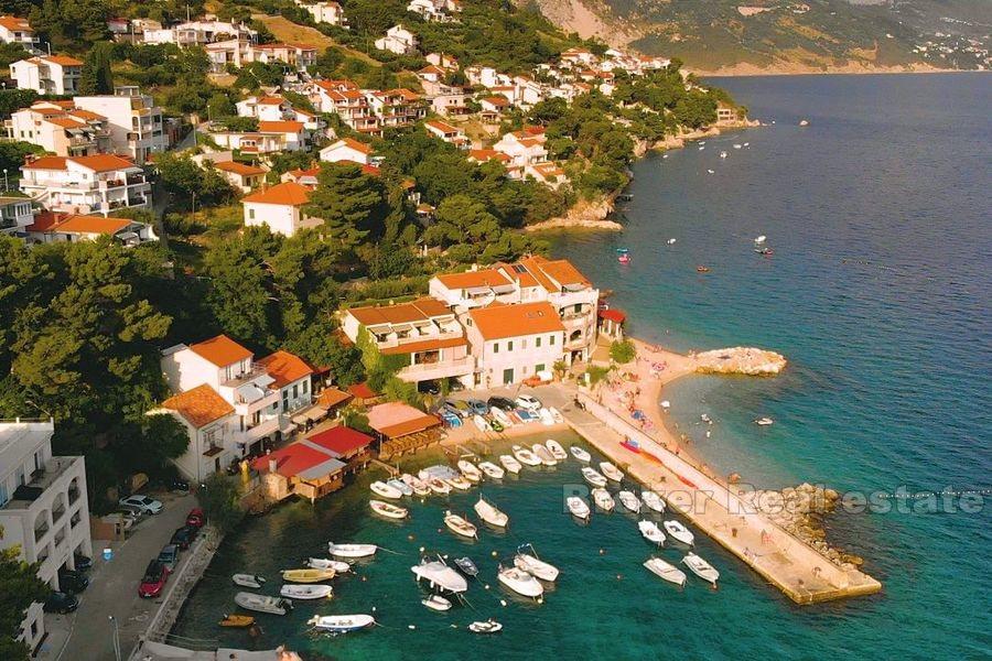 Near Omis, semi-detached house by the sea with restaurant