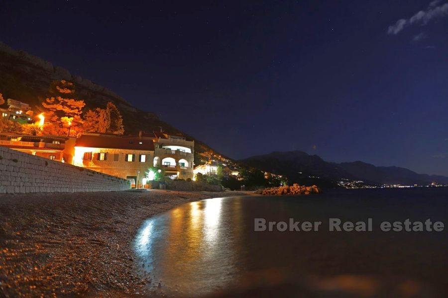 Near Omis, semi-detached house by the sea with restaurant