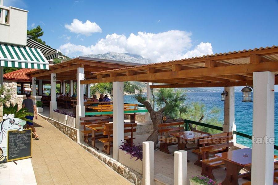 Near Omis, semi-detached house by the sea with restaurant