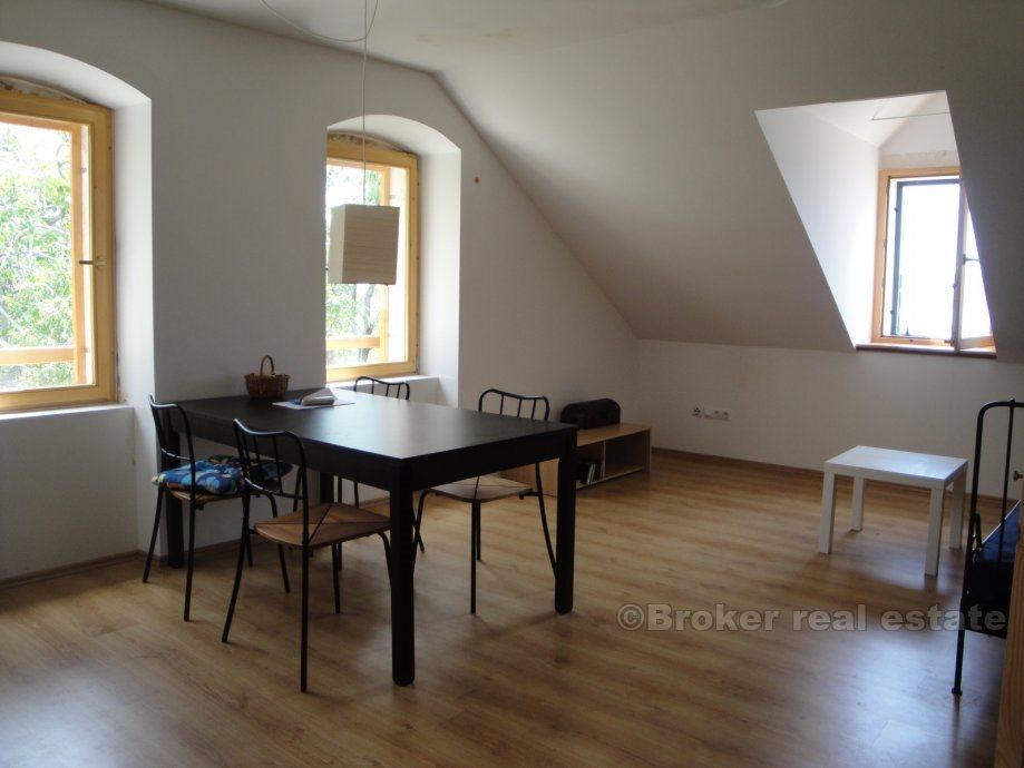 Nedaleko Omiš, dvoupatrový dům