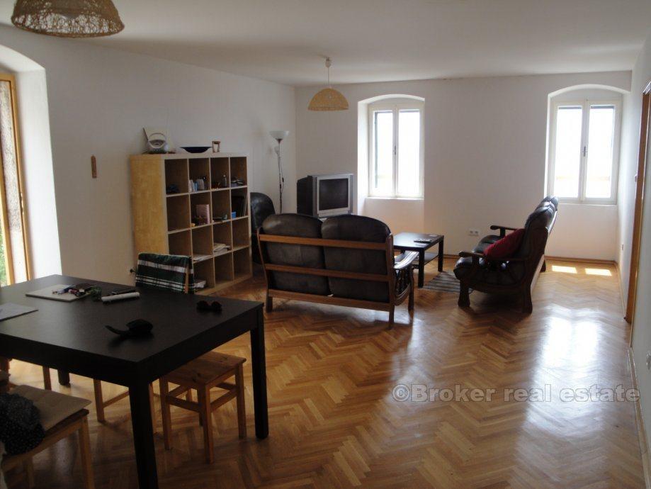 Nedaleko Omiš, dvoupatrový dům