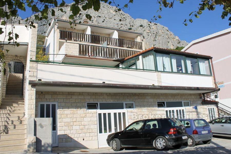 Nedaleko Omiše, bytový dům